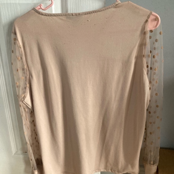 Figure flattering blouse. - Picture 2 of 3